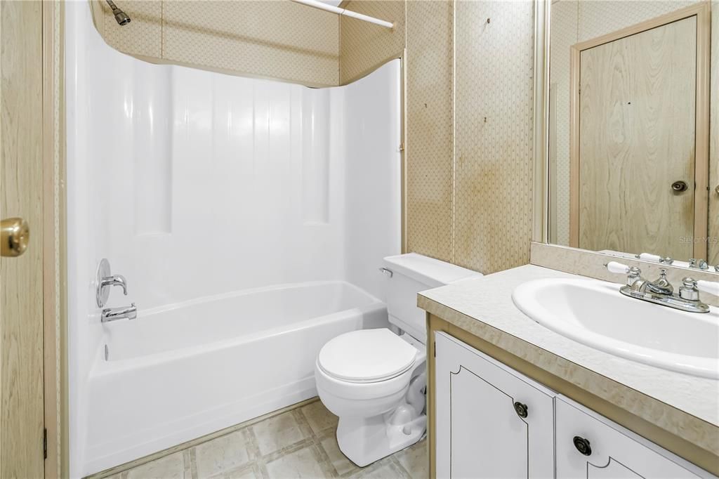 На продажу: $125,000 (2 спален, 2 ванн, 1207 Квадратных фут)