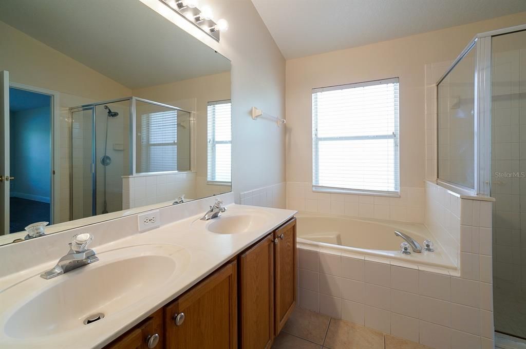 For Rent: $2,700 (4 beds, 2 baths, 1733 Square Feet)