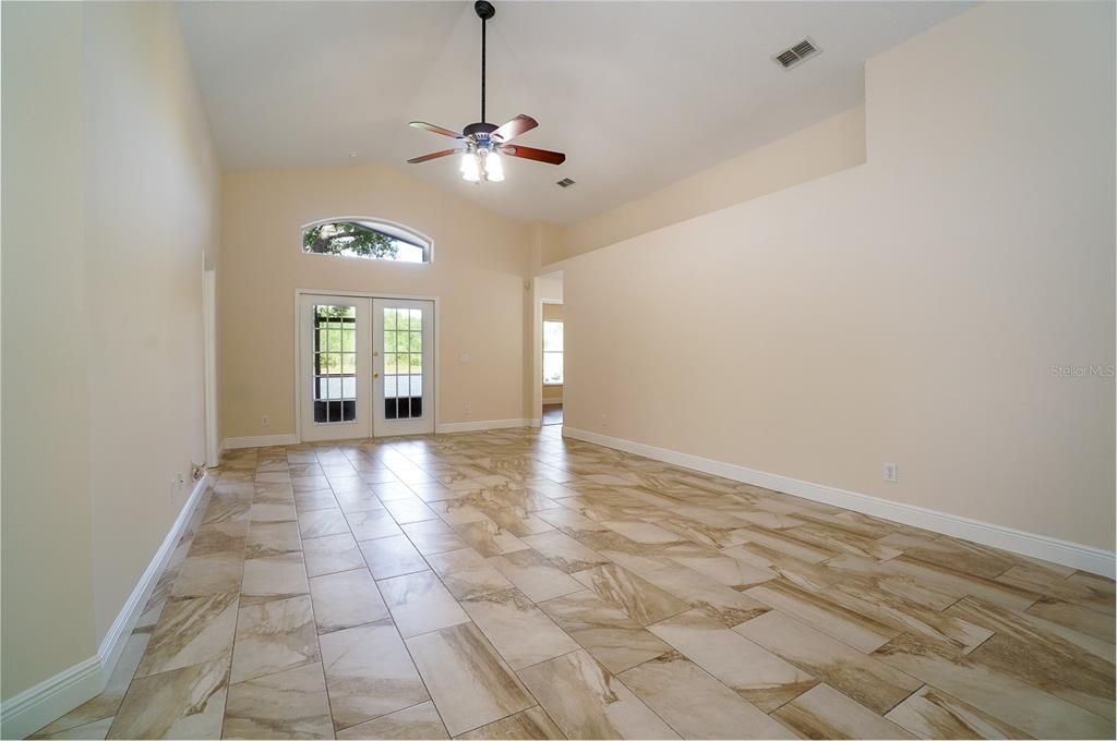For Rent: $2,700 (4 beds, 2 baths, 1733 Square Feet)