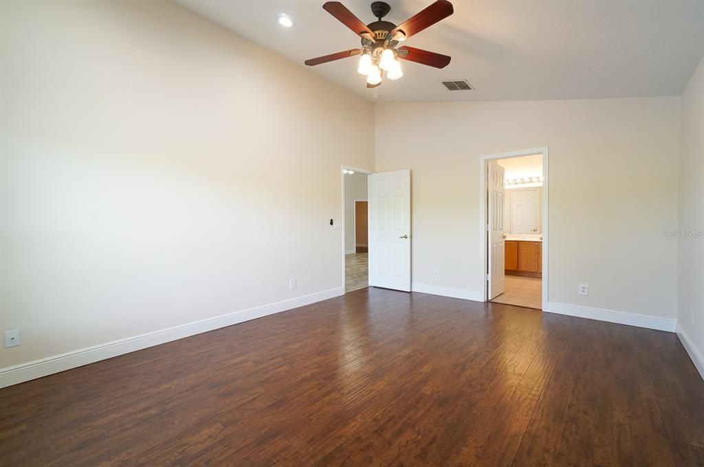 For Rent: $2,700 (4 beds, 2 baths, 1733 Square Feet)