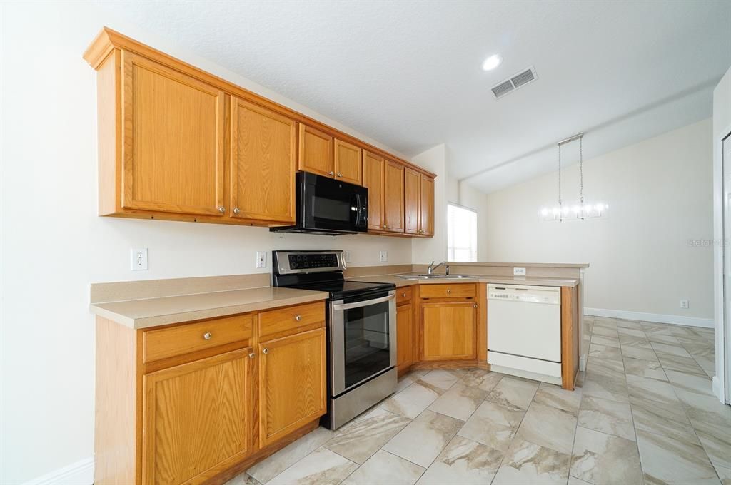 For Rent: $2,700 (4 beds, 2 baths, 1733 Square Feet)