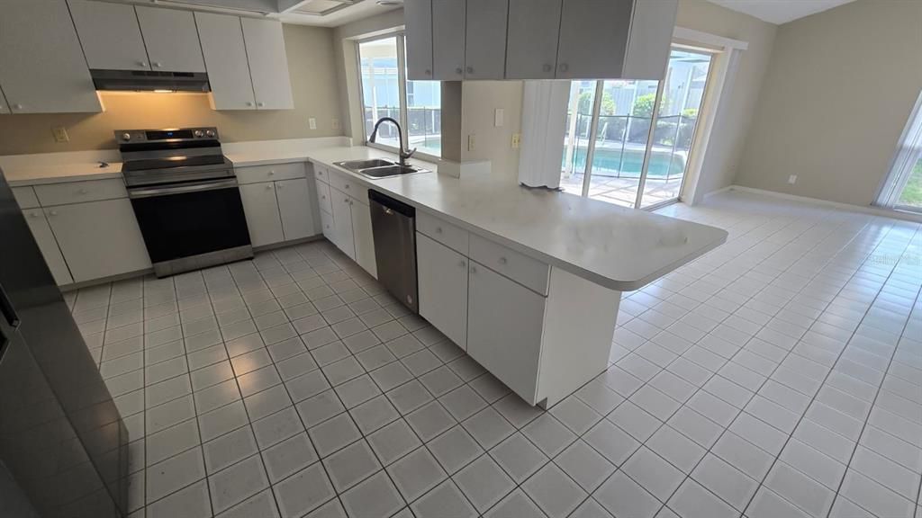 Activo con contrato: $365,000 (2 camas, 2 baños, 2420 Pies cuadrados)