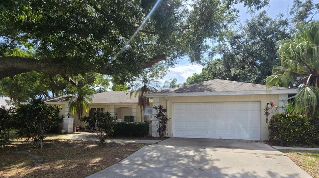 For Sale: $365,000 (2 beds, 2 baths, 2420 Square Feet)