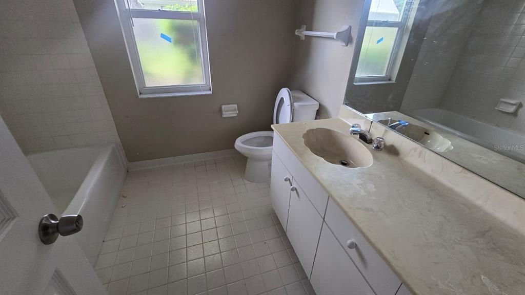 Activo con contrato: $365,000 (2 camas, 2 baños, 2420 Pies cuadrados)