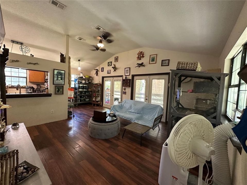 For Sale: $195,000 (2 beds, 3 baths, 912 Square Feet)