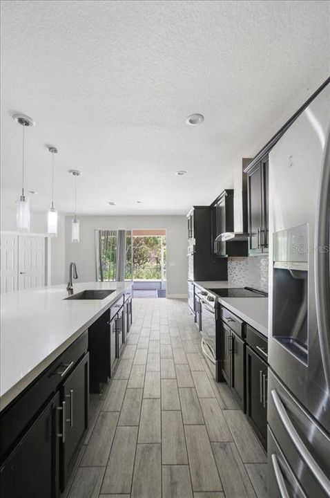 En Venta: $300,000 (4 camas, 2 baños, 2041 Pies cuadrados)