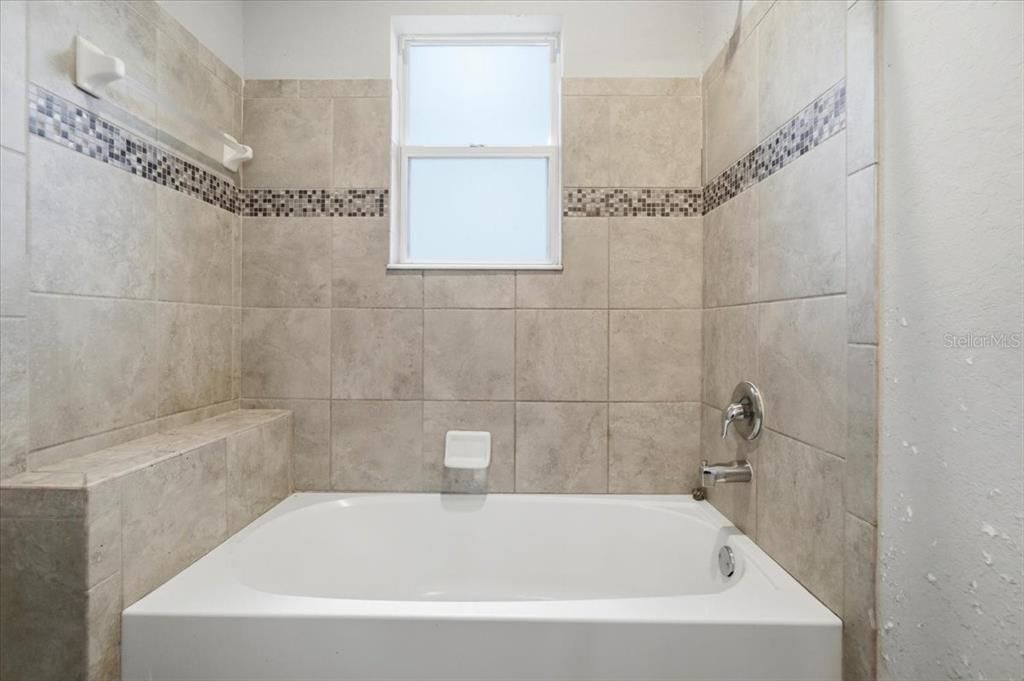 En Venta: $300,000 (4 camas, 2 baños, 2041 Pies cuadrados)