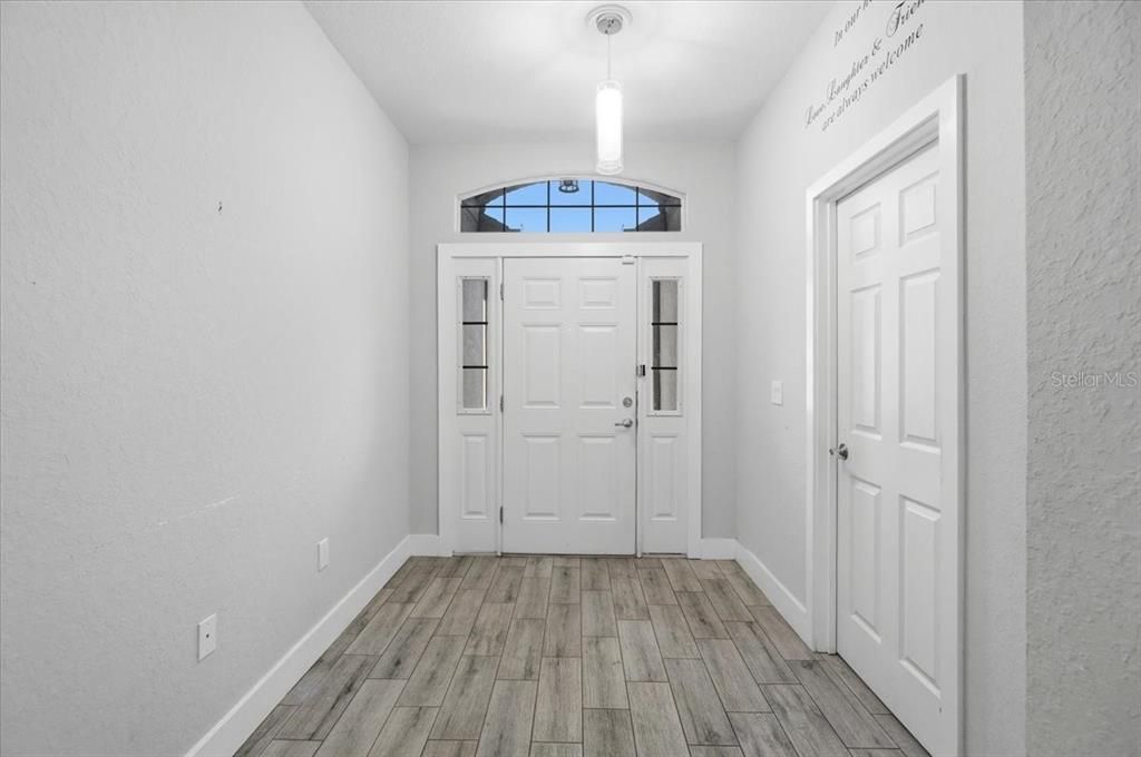 En Venta: $300,000 (4 camas, 2 baños, 2041 Pies cuadrados)