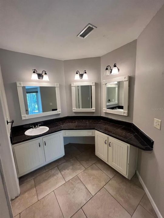 For Rent: $1,600 (2 beds, 2 baths, 976 Square Feet)