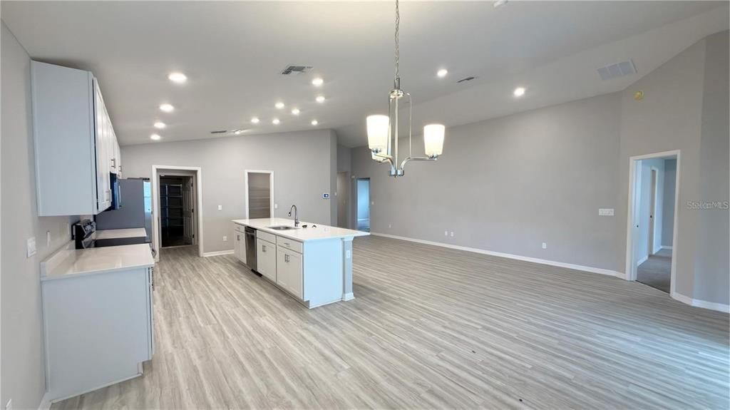 For Rent: $2,400 (4 beds, 2 baths, 1990 Square Feet)