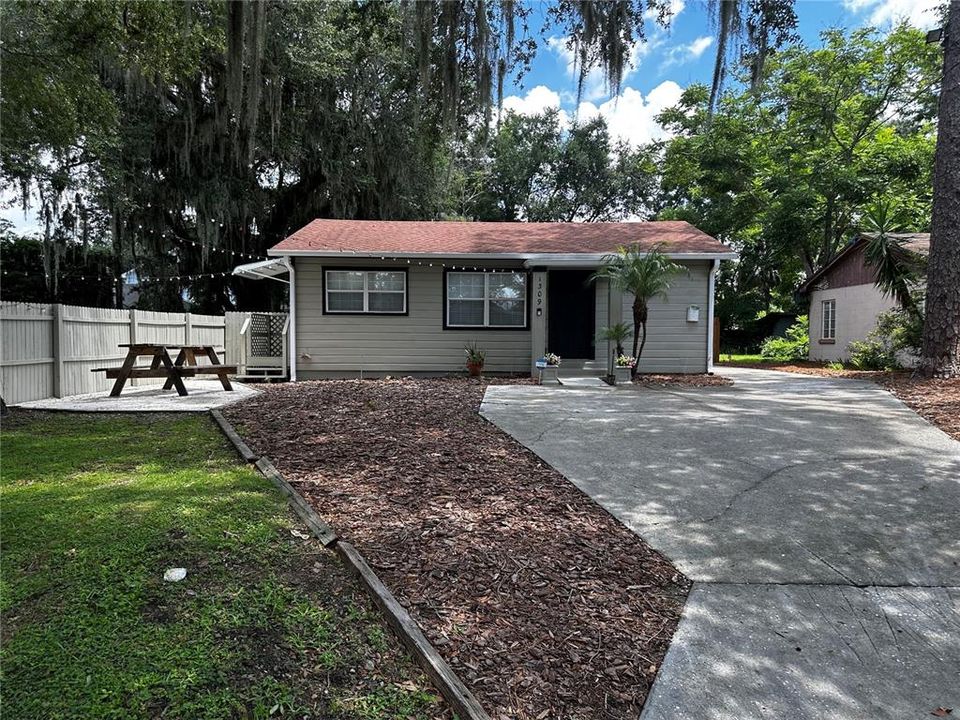 For Rent: $1,750 (1 beds, 1 baths, 750 Square Feet)