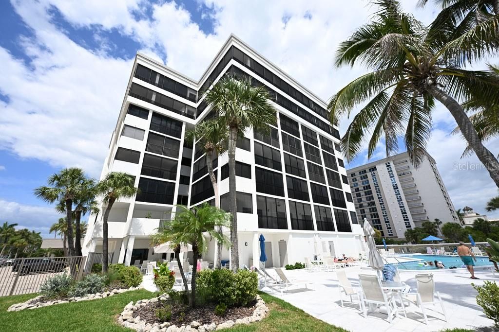 For Sale: $1,200,000 (2 beds, 2 baths, 1494 Square Feet)
