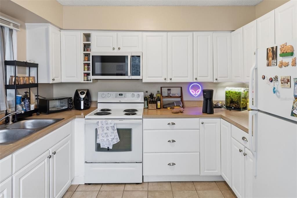 Activo con contrato: $799,900 (6 camas, 0 baños, 3090 Pies cuadrados)