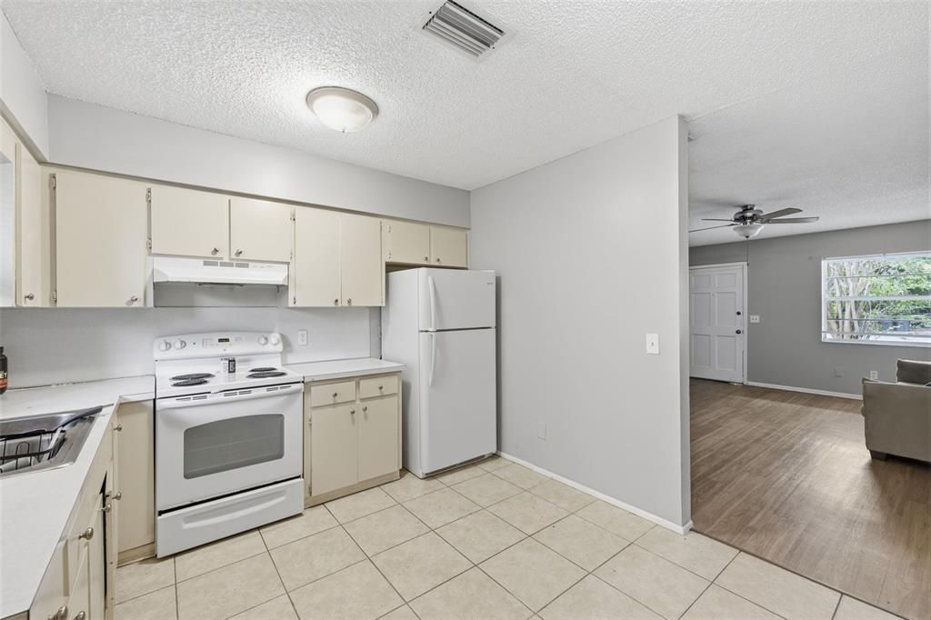 Activo con contrato: $799,900 (6 camas, 0 baños, 3090 Pies cuadrados)