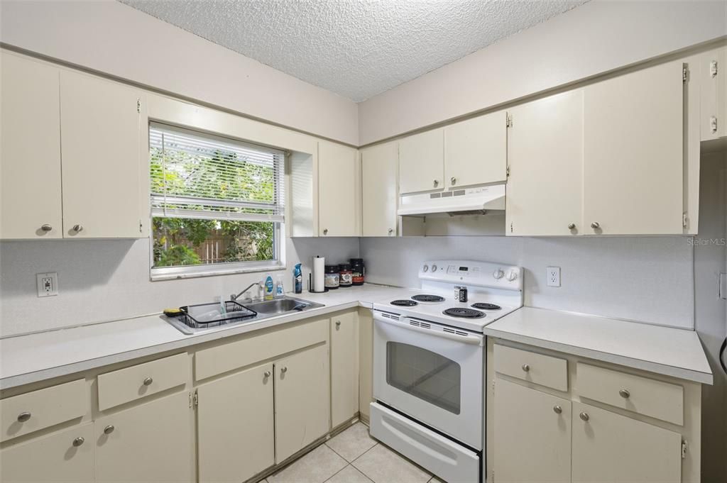 Activo con contrato: $799,900 (6 camas, 0 baños, 3090 Pies cuadrados)