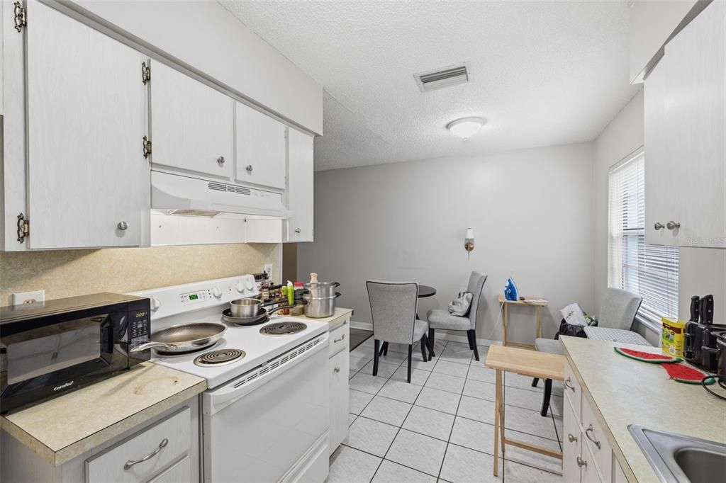 Activo con contrato: $799,900 (6 camas, 0 baños, 3090 Pies cuadrados)