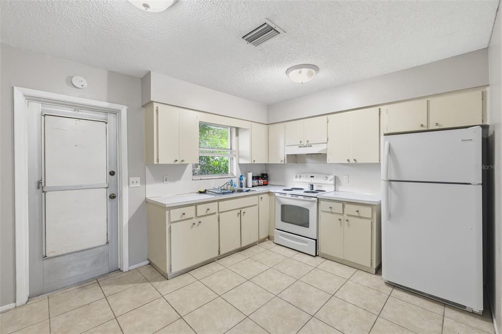 Activo con contrato: $799,900 (6 camas, 0 baños, 3090 Pies cuadrados)