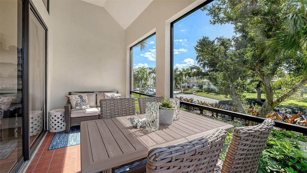 For Sale: $699,000 (2 beds, 2 baths, 1370 Square Feet)