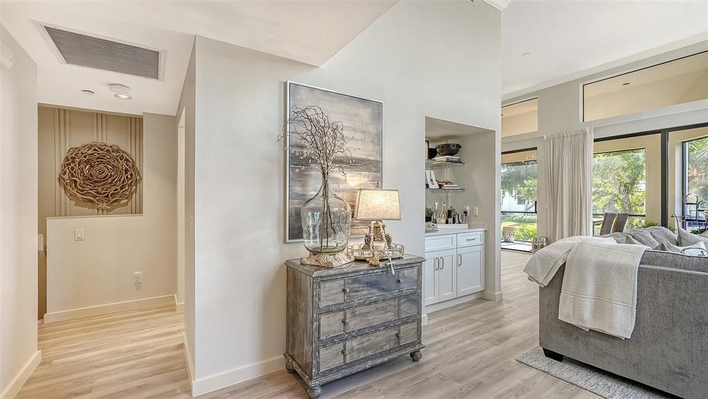 For Sale: $699,000 (2 beds, 2 baths, 1370 Square Feet)
