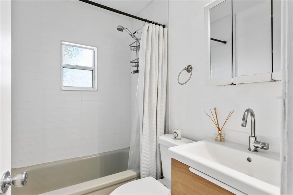 For Rent: $2,400 (4 beds, 2 baths, 1250 Square Feet)