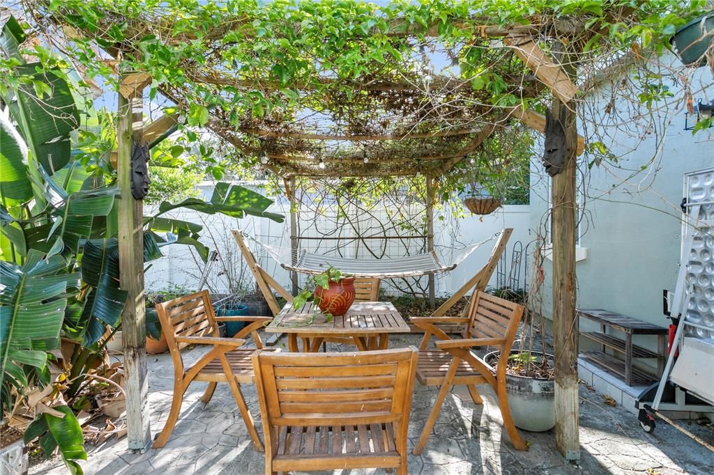 For Rent: $2,400 (4 beds, 2 baths, 1250 Square Feet)