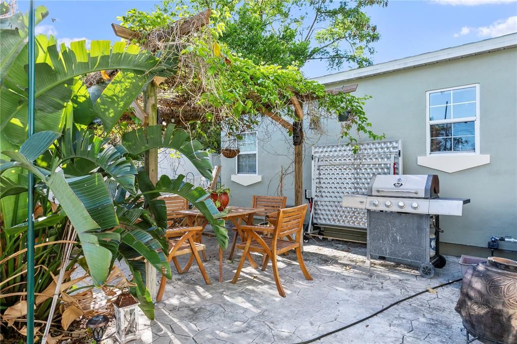 For Rent: $2,400 (4 beds, 2 baths, 1250 Square Feet)