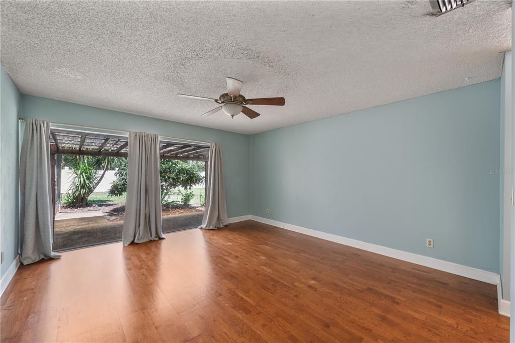 For Sale: $215,000 (2 beds, 2 baths, 2142 Square Feet)