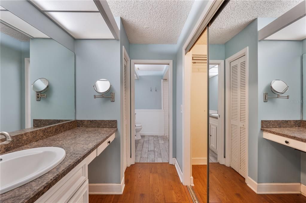 For Sale: $215,000 (2 beds, 2 baths, 2142 Square Feet)