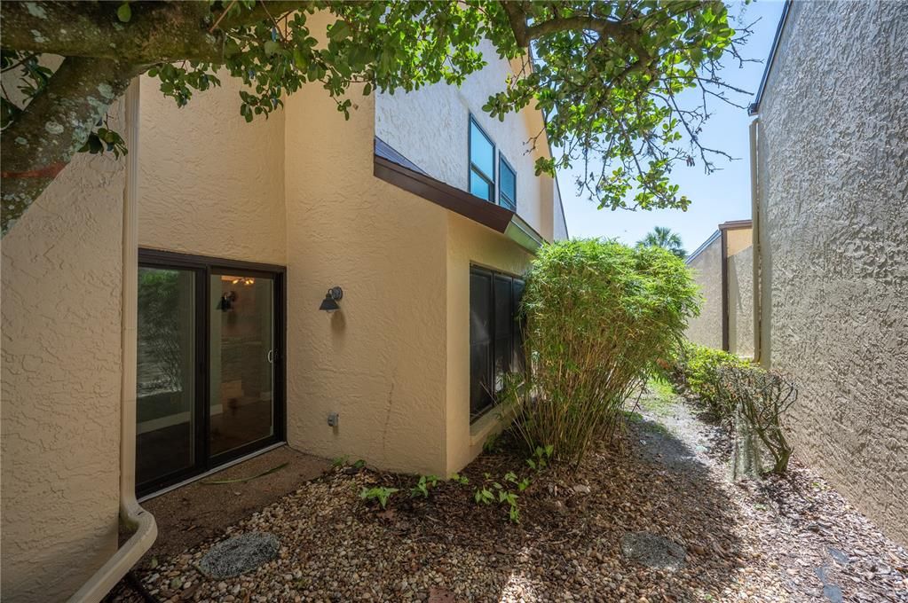 For Sale: $215,000 (2 beds, 2 baths, 2142 Square Feet)