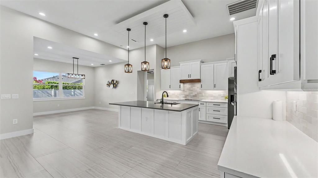 En Venta: $749,900 (4 camas, 3 baños, 2666 Pies cuadrados)