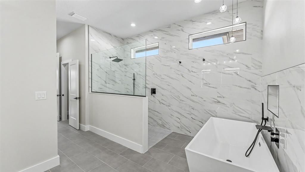 En Venta: $749,900 (4 camas, 3 baños, 2666 Pies cuadrados)
