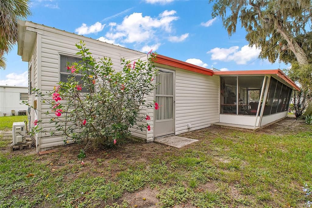 For Sale: $125,000 (2 beds, 1 baths, 672 Square Feet)