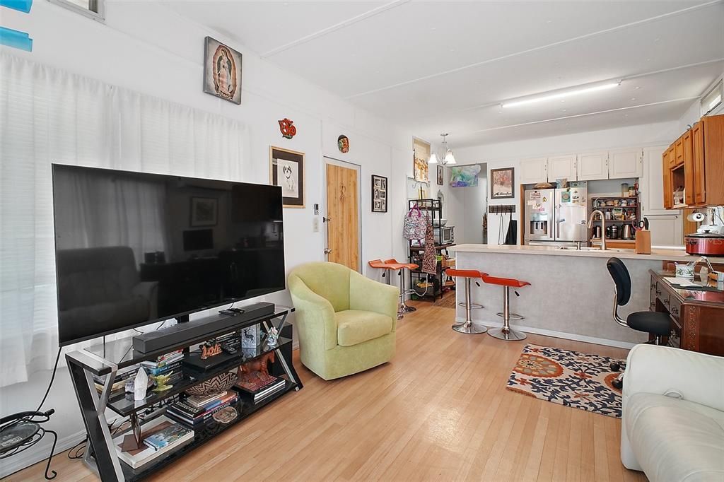 For Sale: $125,000 (2 beds, 1 baths, 672 Square Feet)