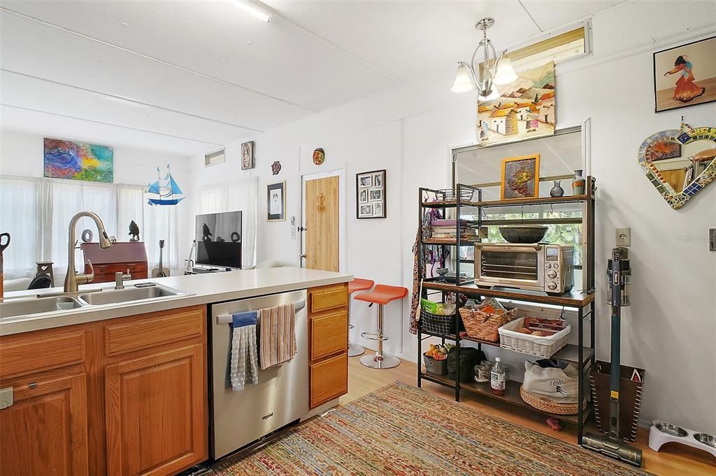 For Sale: $125,000 (2 beds, 1 baths, 672 Square Feet)