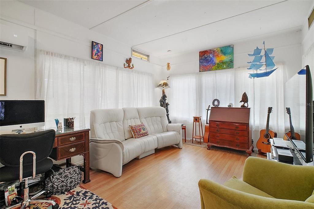 For Sale: $125,000 (2 beds, 1 baths, 672 Square Feet)
