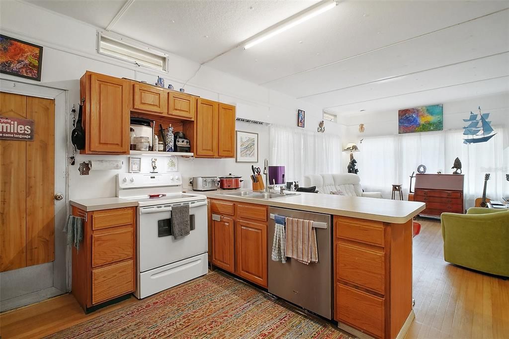 For Sale: $125,000 (2 beds, 1 baths, 672 Square Feet)