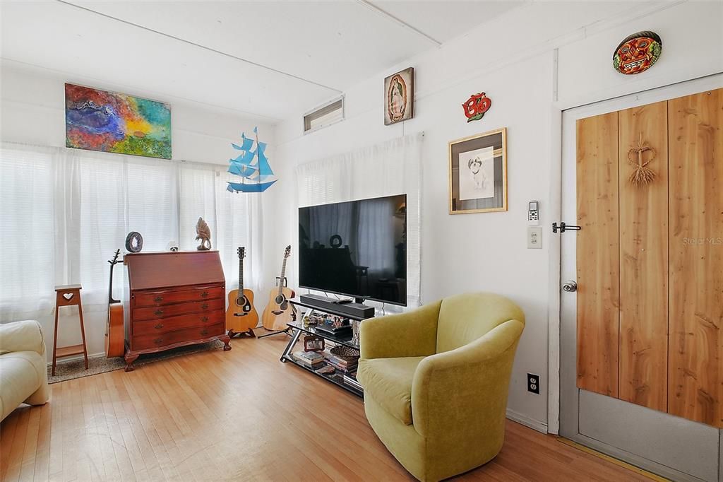 For Sale: $125,000 (2 beds, 1 baths, 672 Square Feet)
