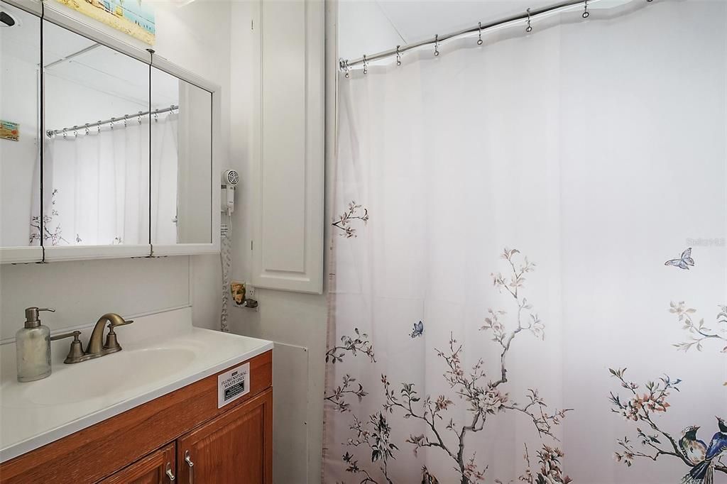 For Sale: $125,000 (2 beds, 1 baths, 672 Square Feet)
