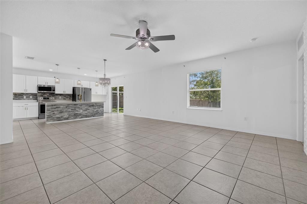 En Venta: $325,000 (4 camas, 2 baños, 1864 Pies cuadrados)