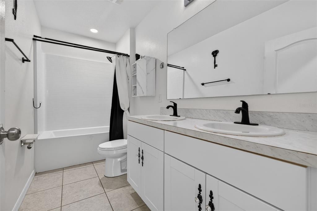 En Venta: $325,000 (4 camas, 2 baños, 1864 Pies cuadrados)