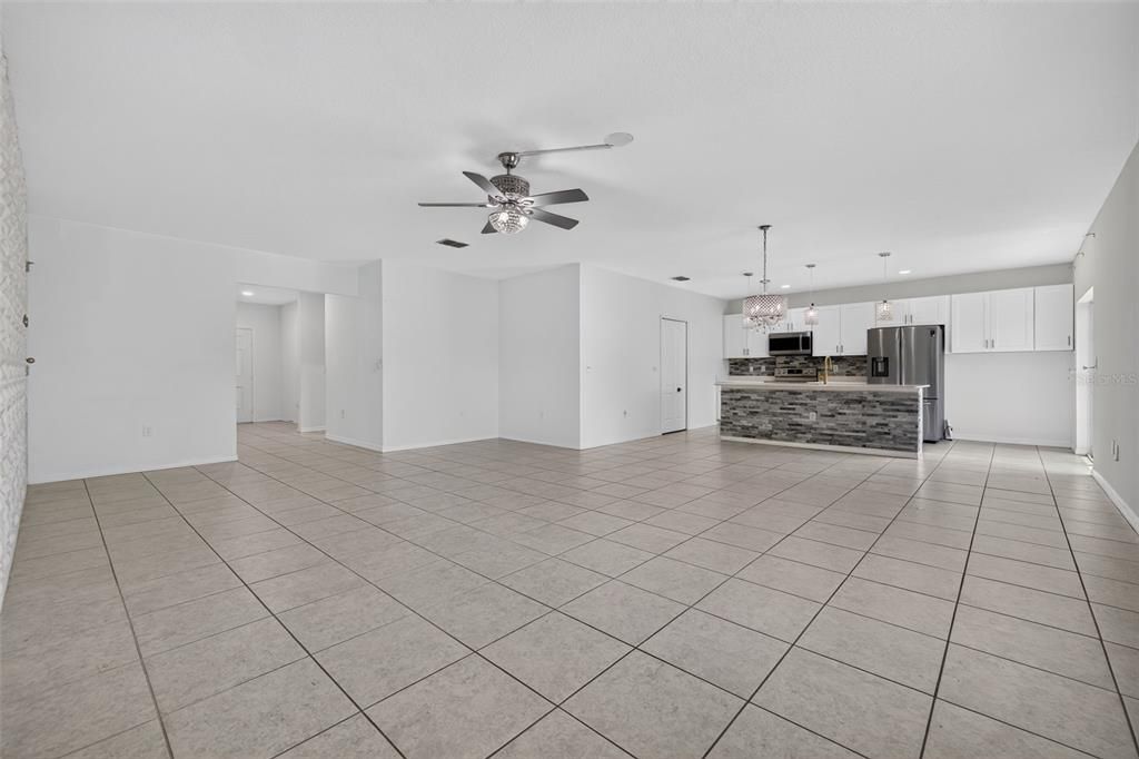 En Venta: $325,000 (4 camas, 2 baños, 1864 Pies cuadrados)