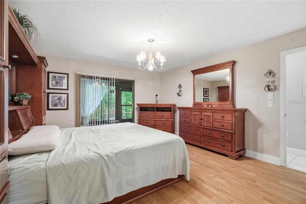For Sale: $240,000 (3 beds, 2 baths, 1298 Square Feet)