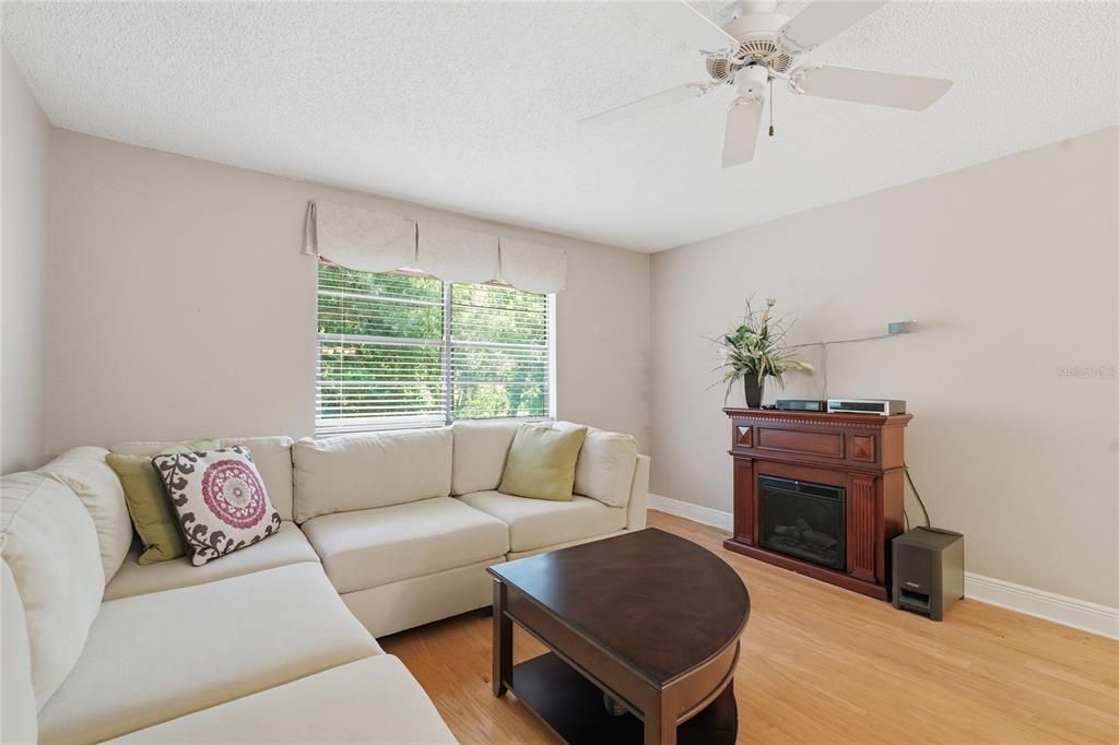 For Sale: $240,000 (3 beds, 2 baths, 1298 Square Feet)