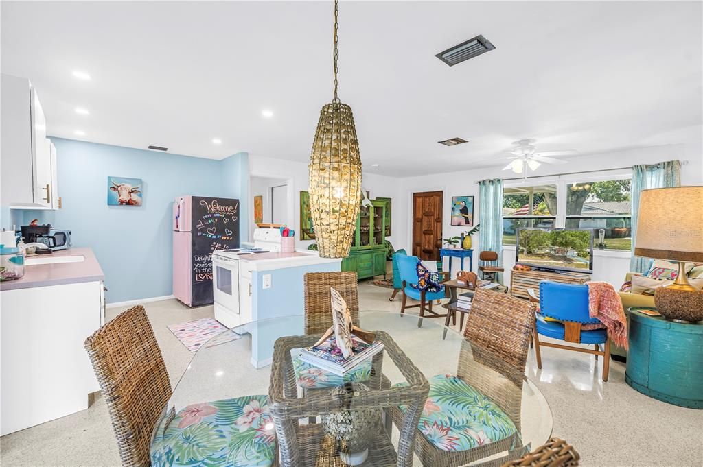 合同活跃: $419,000 (3 贝兹, 2 浴室, 1100 平方英尺)