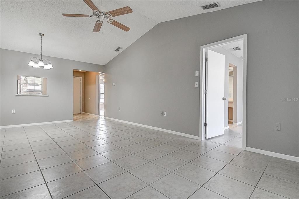 For Rent: $1,400 (2 beds, 2 baths, 975 Square Feet)