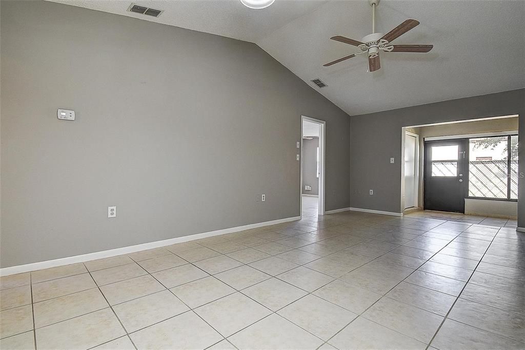 For Rent: $1,400 (2 beds, 2 baths, 975 Square Feet)