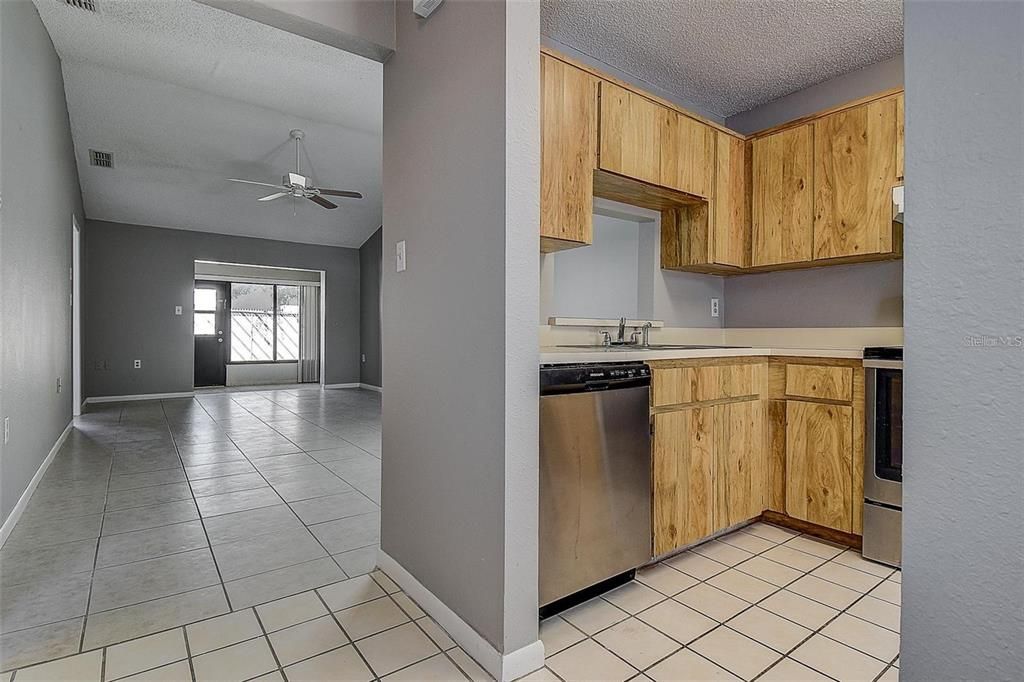 For Rent: $1,400 (2 beds, 2 baths, 975 Square Feet)