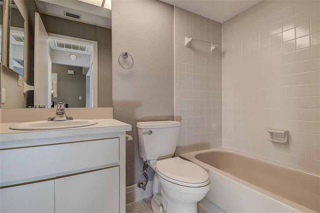 For Rent: $1,400 (2 beds, 2 baths, 975 Square Feet)