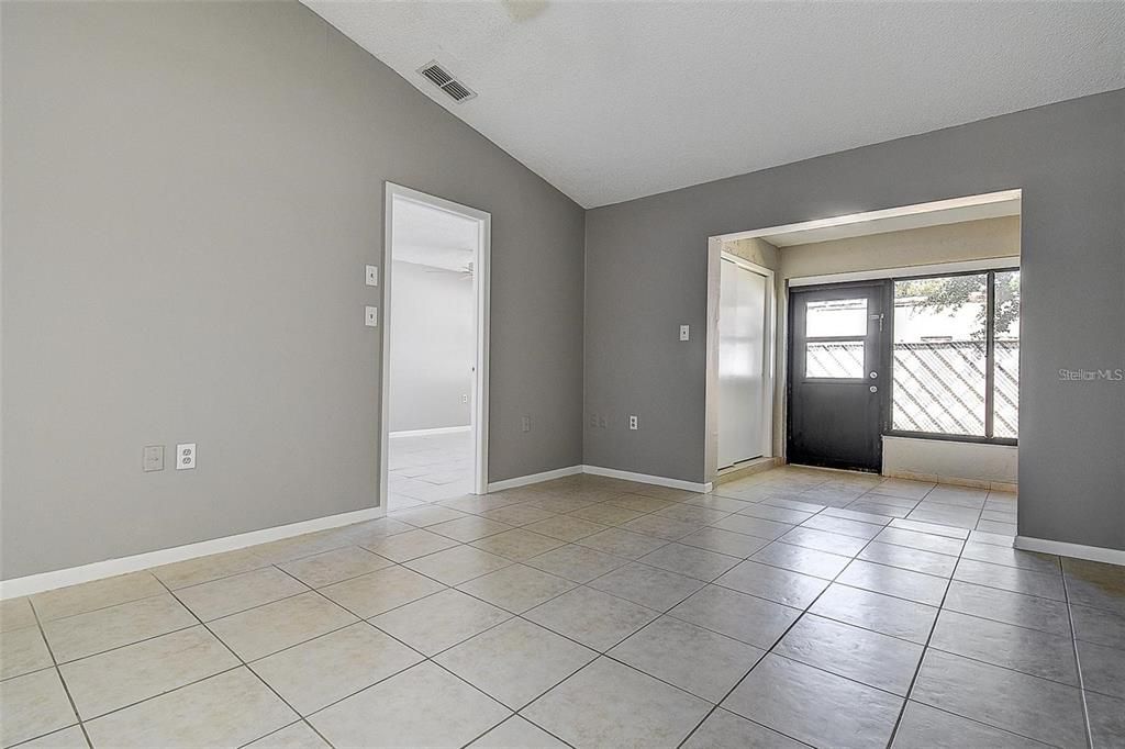 For Rent: $1,400 (2 beds, 2 baths, 975 Square Feet)