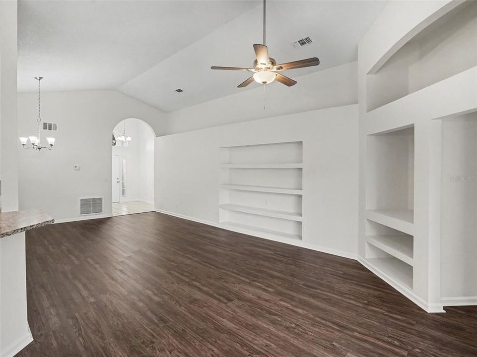 For Sale: $349,900 (3 beds, 2 baths, 1704 Square Feet)